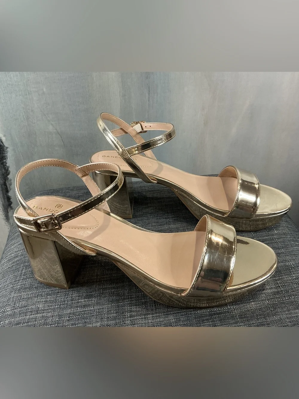 NIB Bandolino Gold Pennie3 Metallic Platform Block Heel Sandals Size 11